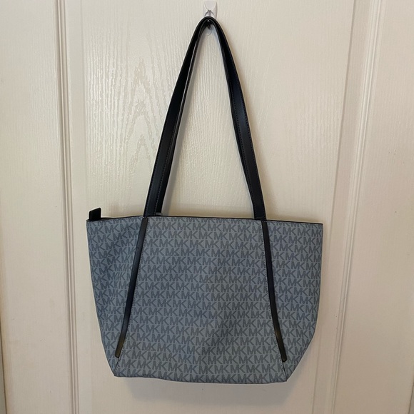 SOLD EUC  MK Michael Kors Signature Two-Tone Totebag - Picture 2 of 10